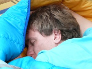 Mann, der sich vom Stress erholt hat und eingeschlafen ist. Er hat keine Angst mehr.